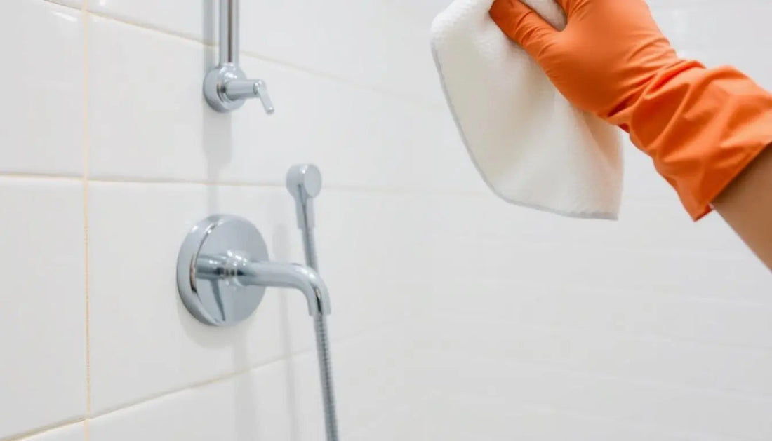 Sådan bekæmper du kalkaflejringer i badeværelset - EasyClean