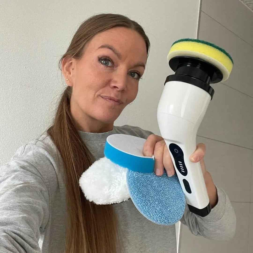 Billede af dame med EasyBrush og udstyr i hånden