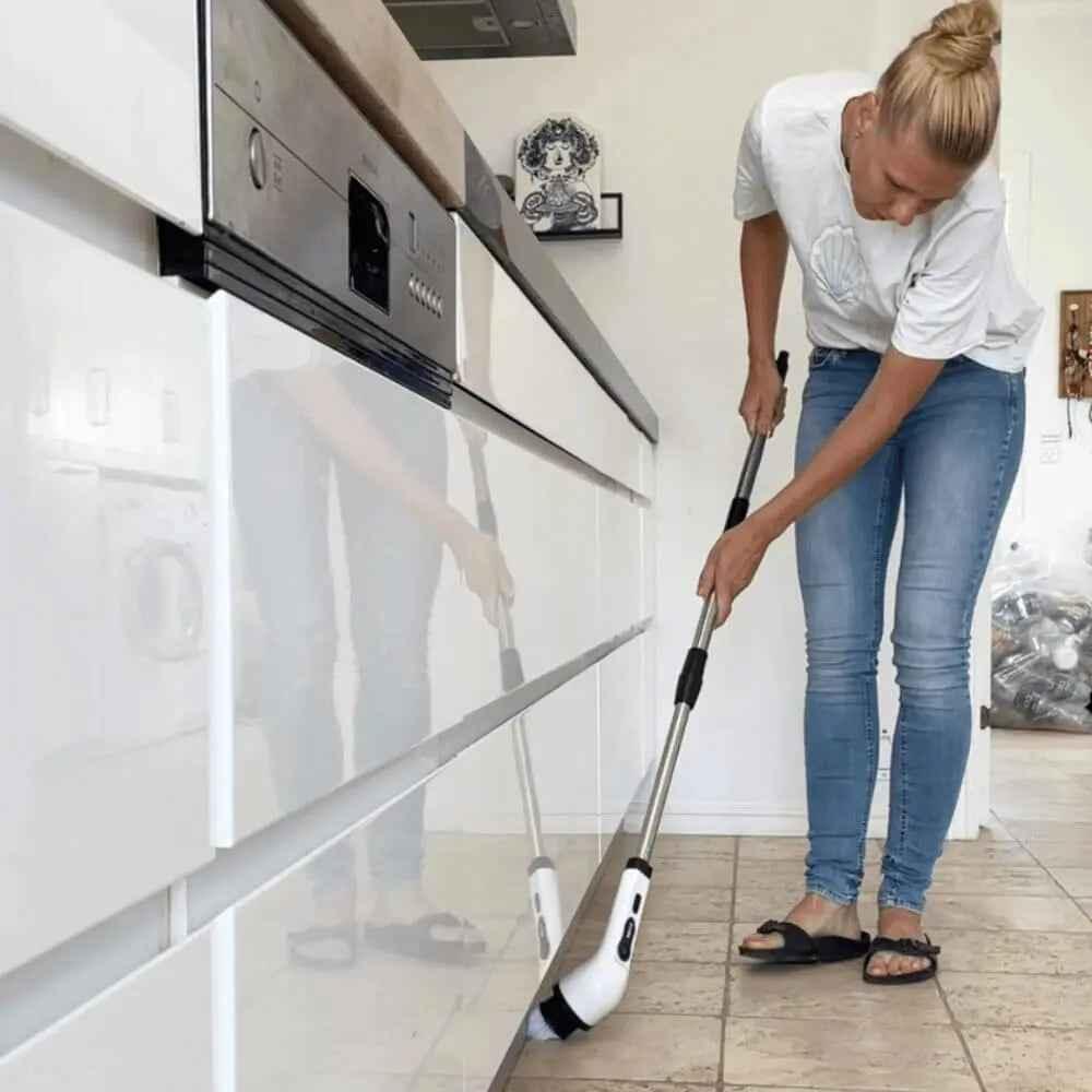 Kvinde der gør rent med EasyBrush i køkken
